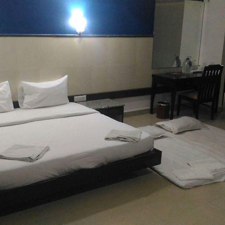 Hotel Ocean Waves Sun Baga Exterior foto
