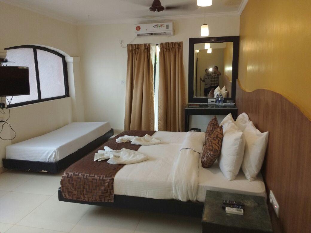 Hotel Ocean Waves Sun Baga Exterior foto