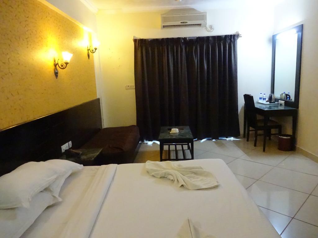 Hotel Ocean Waves Sun Baga Exterior foto