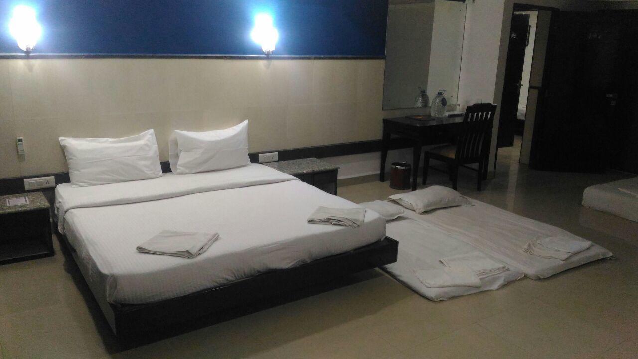 Hotel Ocean Waves Sun Baga Exterior foto